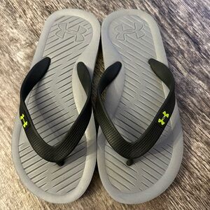 Under Armour Sandals/ Flip Flops Size Youth 1/2